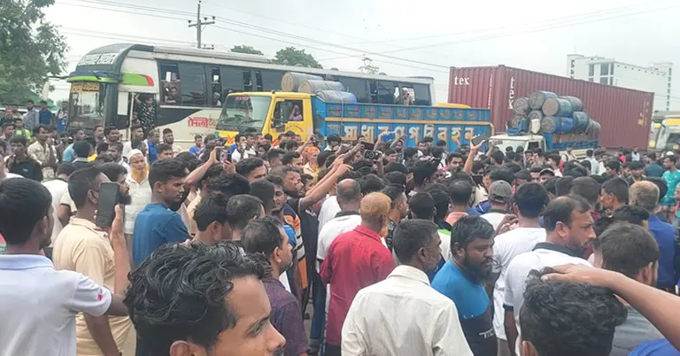 সিরামিক কারখানার শ্রমিকদের সড়ক অবরোধ